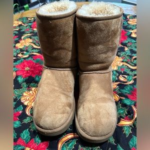 Ugg Classic short boot women’s size 9.